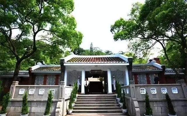 两蒋灵柩现状：台湾不想要，亲人懒得管，“台独”分子泼油漆泄愤。蒋介石当年带着儿子