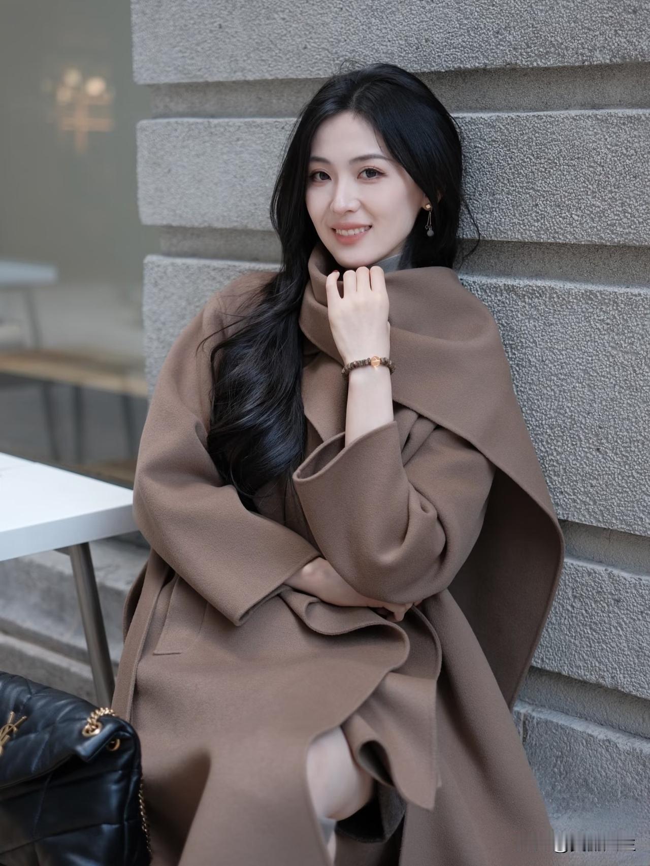 竹杖芒鞋轻胜马，
谁怕？
一蓑烟雨任平生！