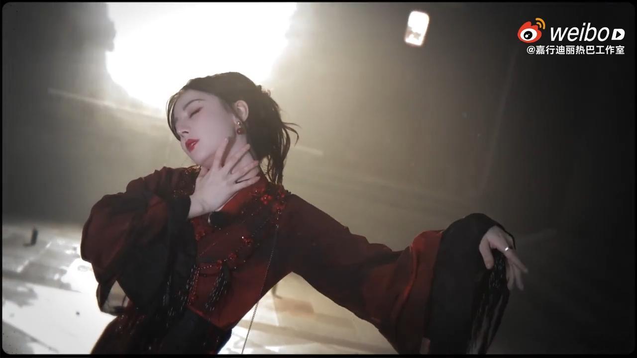 迪丽热巴明艳的红玫瑰迪丽热巴红衣舞 淡淡的疯癫女鬼感 ​​​