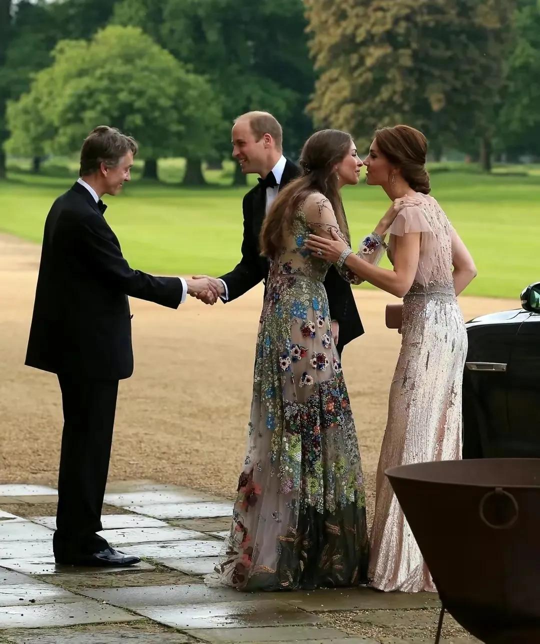 英国媒体这两天居然大篇幅报道威廉传说中的小三螺丝🔩……

就…感觉世界挺荒谬的