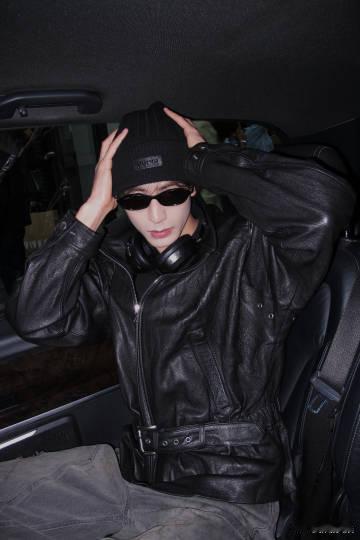 宋威龙潮男出街穿搭宋威龙戴冷帽最帅的男人宋威龙潮男出街造型氛围感拉满，冷帽一戴，