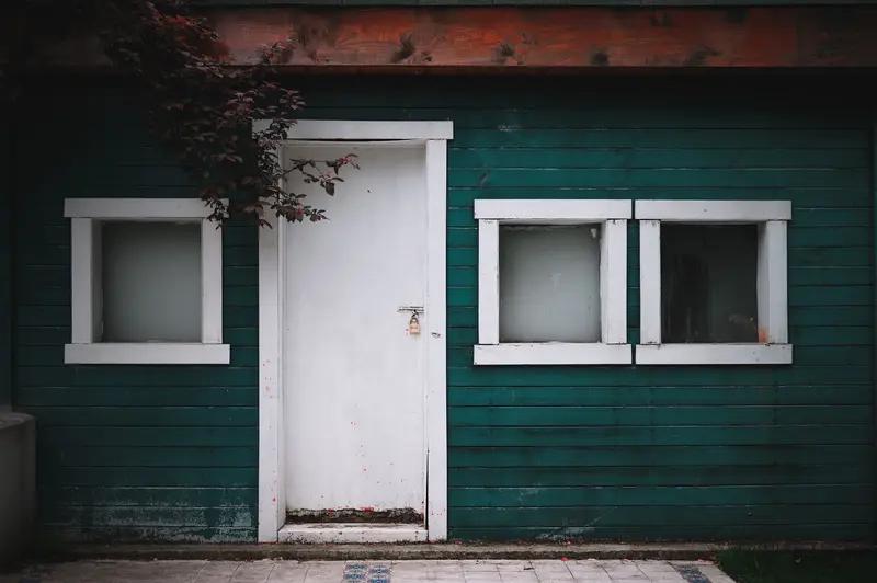 相册里最满意的照片，是一张秋日人像照。
照片里，模特蹲在木屋门口捻叶，旧门、斑驳