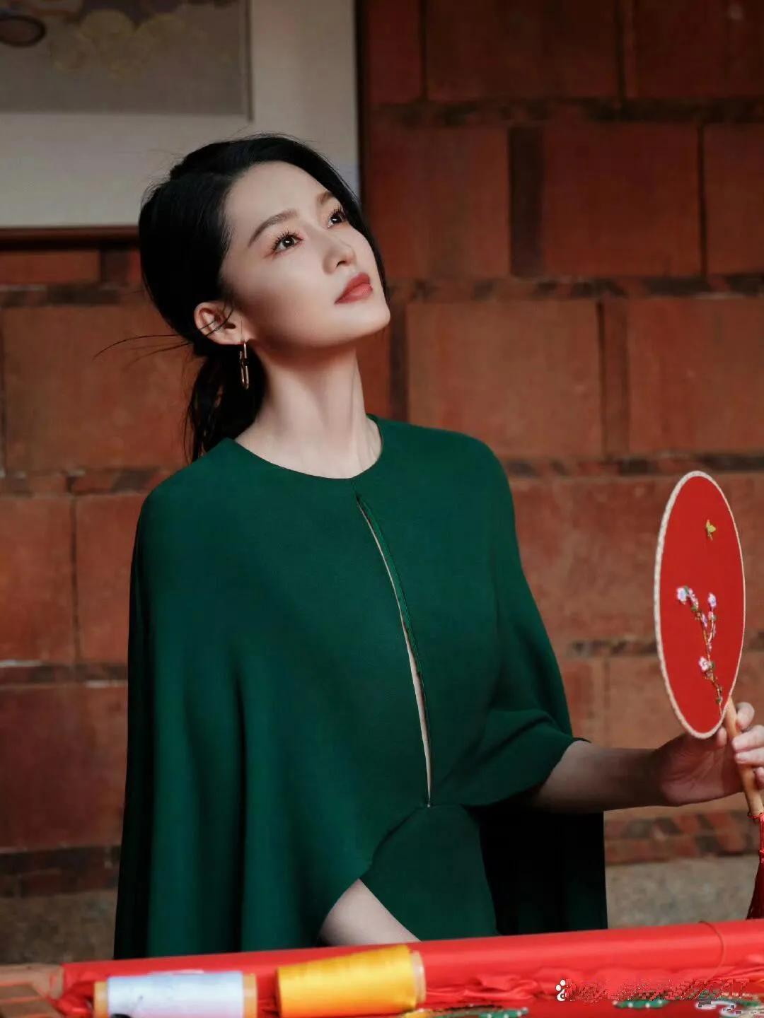 李沁真漂亮，绿毛衣让她显得温柔又好看，拿着小扇子，很有古典美。