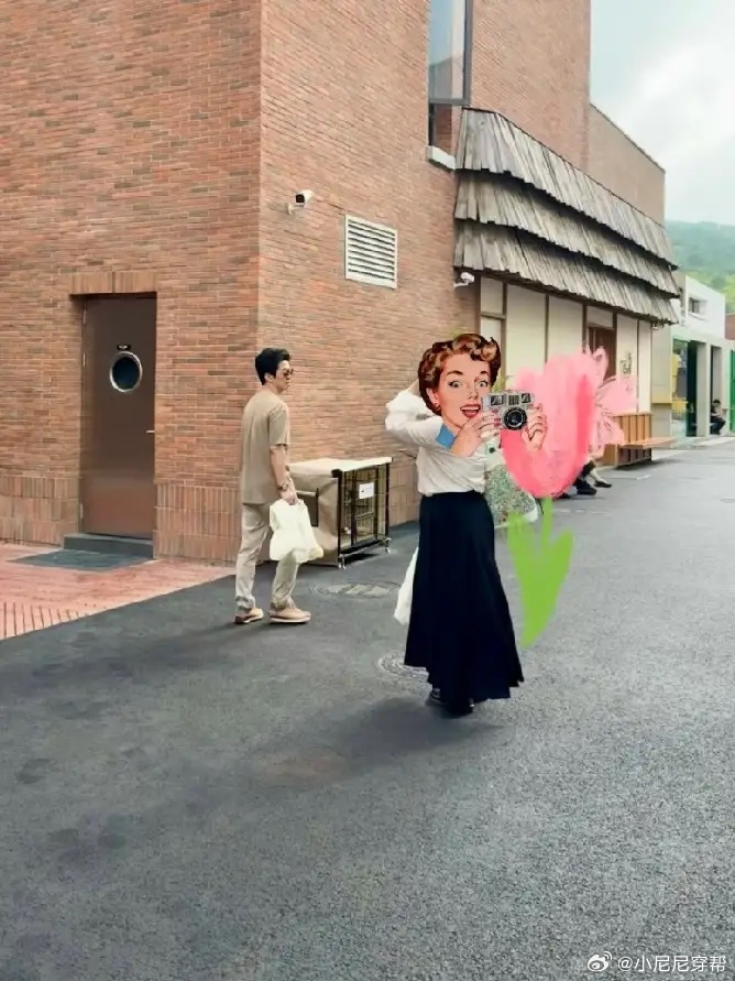 有网友在阿那亚金山岭，偶遇李健，还有他的太太孟小蓓！她们是这里的业主，经常到这边