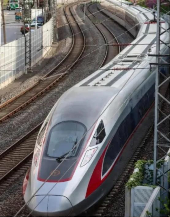 中国为啥偏要下大力气搞高铁，不主攻廉价航空？
其实咱们国家早下了一盘长远大棋 —