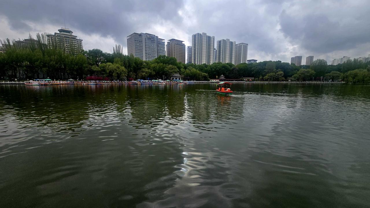 西宁人民公园，宛若一枚碧玉镶嵌在高原古城的襟前，温润而夺目。

春末入夏，寒意渐
