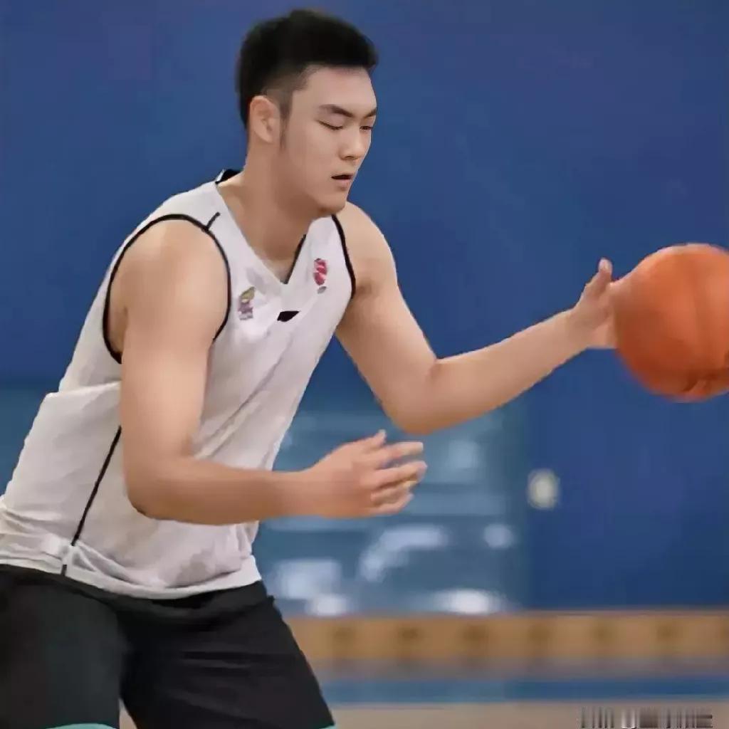 随着青年小将于善元与辽宁队正式签约！我们心心念念的大韩接班人终于落下帷幕！
于善