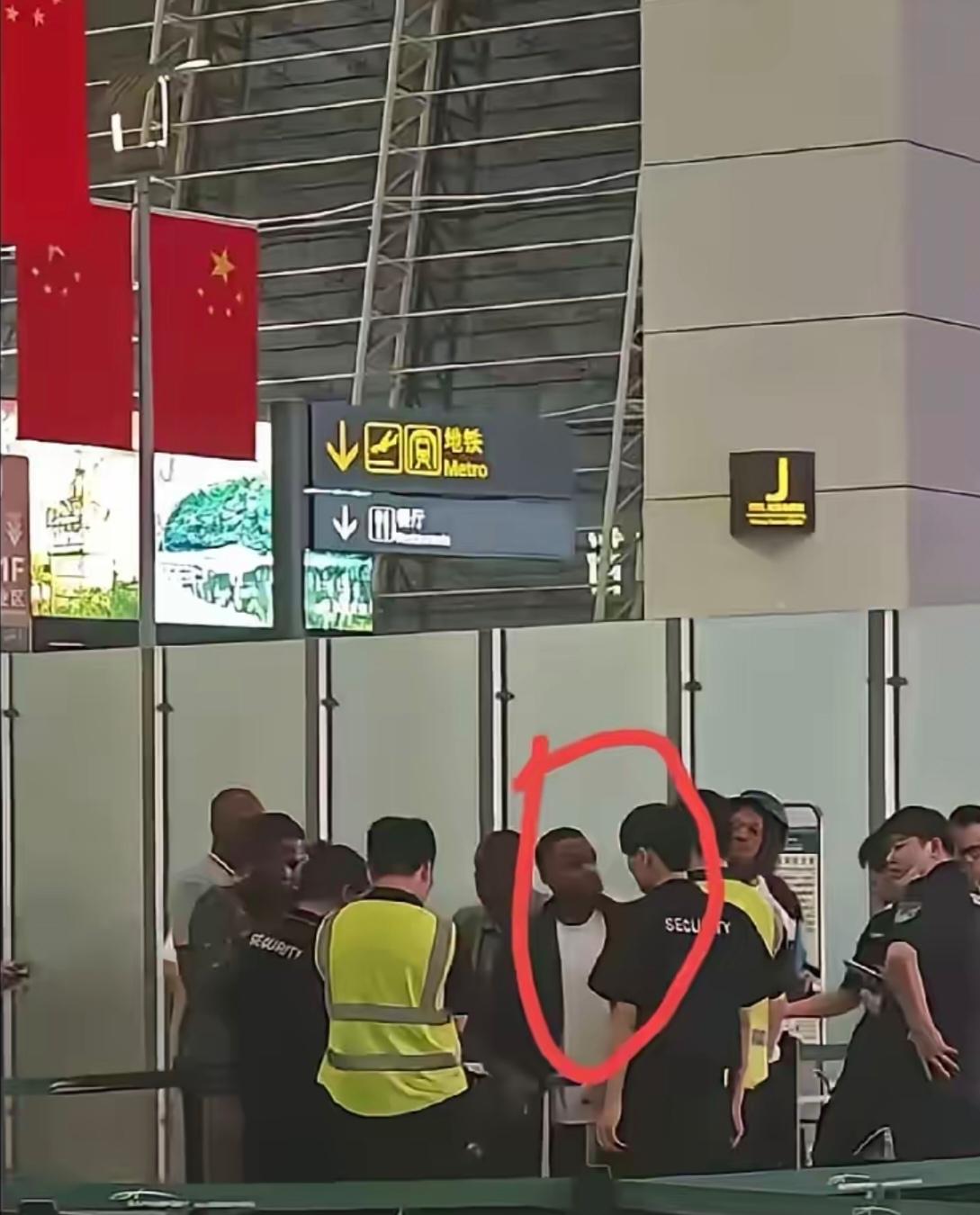 国庆假期广州机场一幕：
黑人乘客因行李超重与工作人员起争执
强行闯关被制止

国