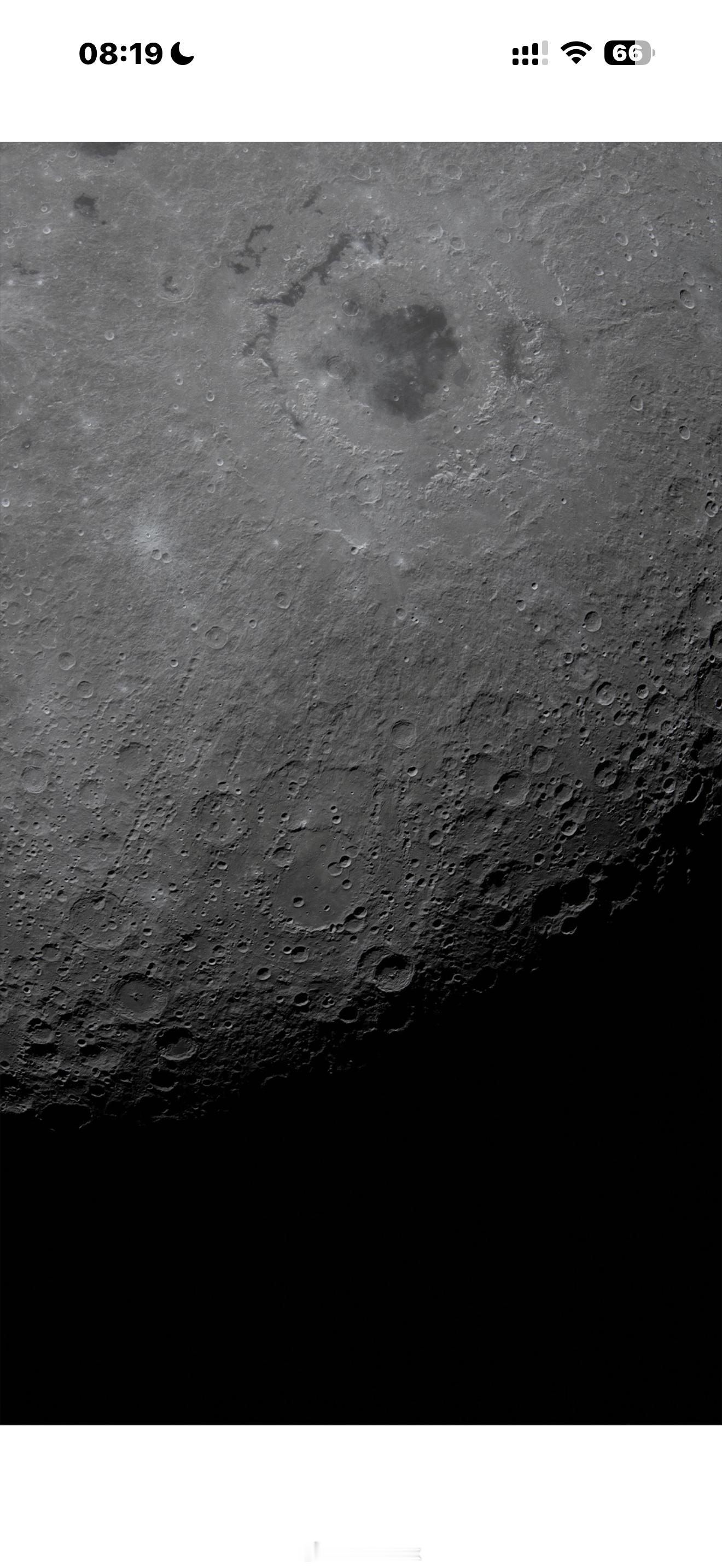 NASA发布的月球照片，以及地球，由于iPhone没法保存图片，只能截图了