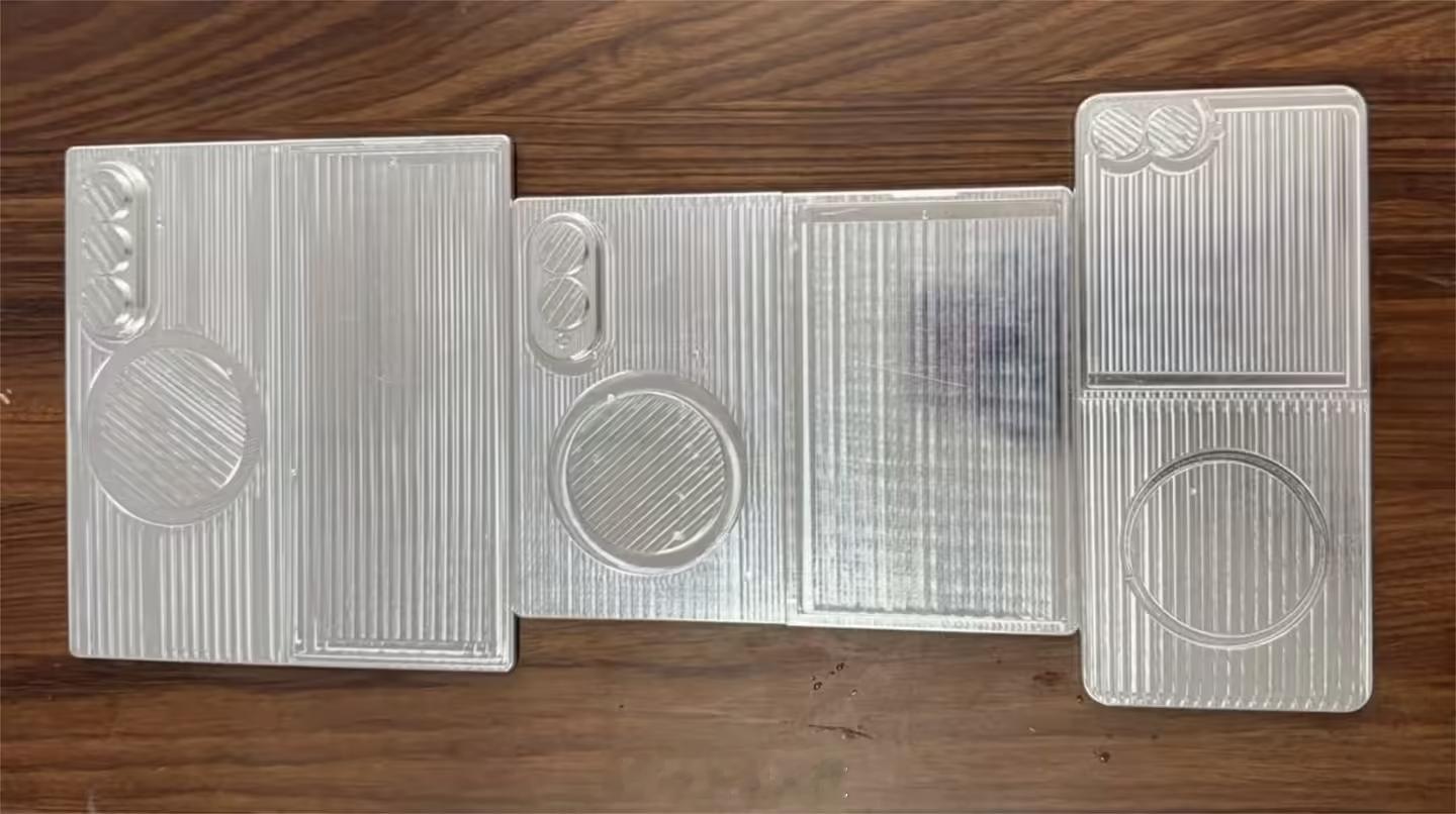 【三星阔折叠机模曝光，剑指iPhone Ultra】消息源“SonnyDicks