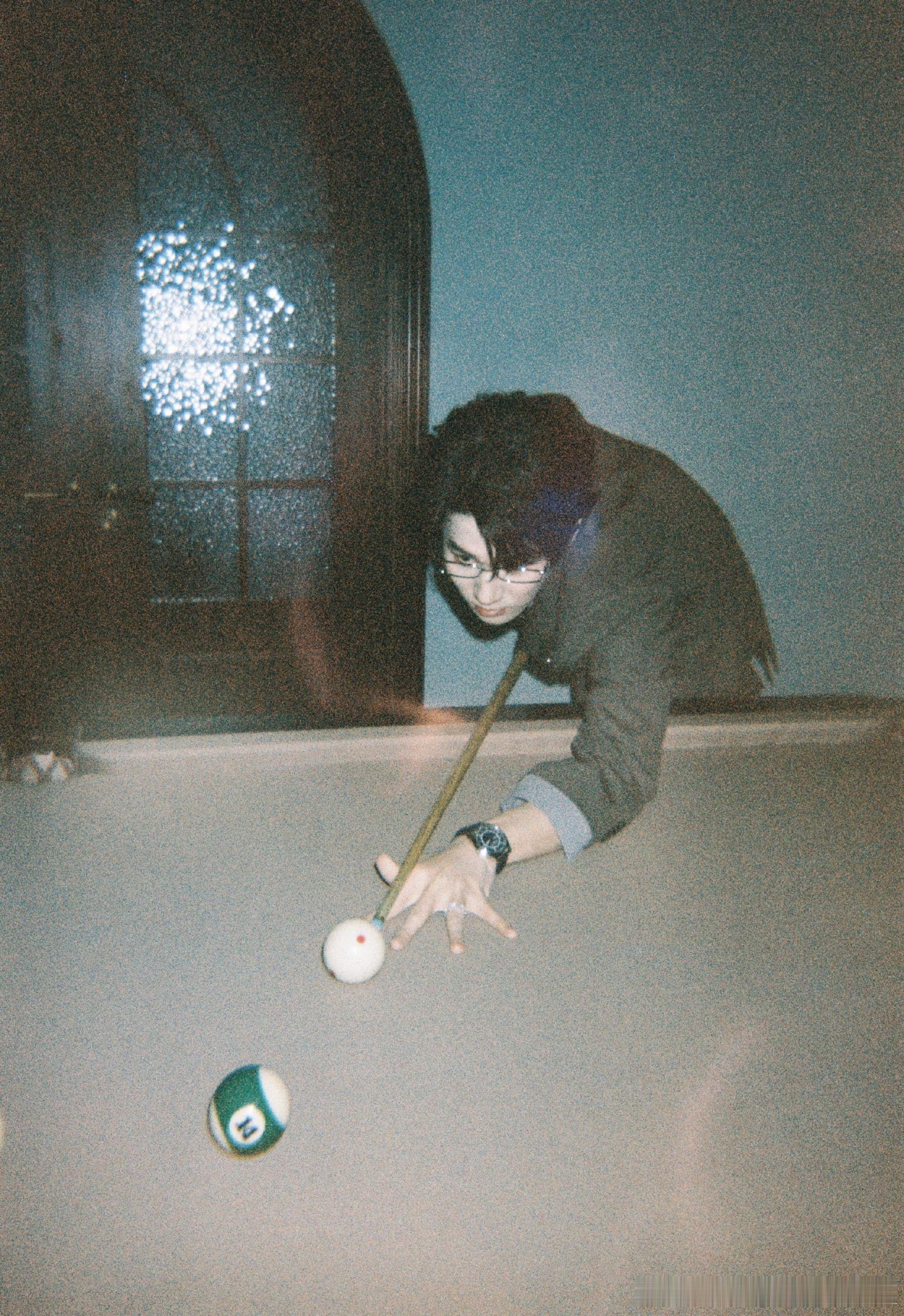 任何人没看到张真源的这组拍立得我都会伤心的ok？简直帅到我心巴上了，怎么会有种斯