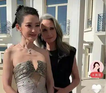 李冰冰身材引热议，她穿这种露肩裙已经有点小老太太即视感，头大身子小，脖子上有两个