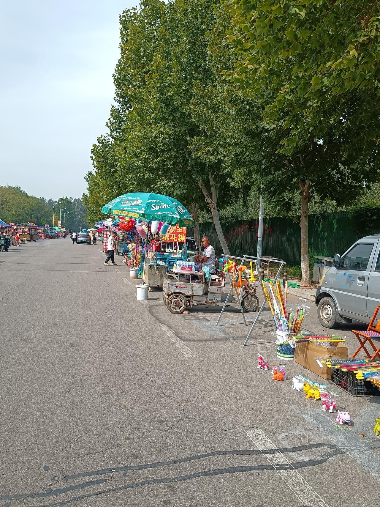 昔日的德州动植物园，五一时还车水马龙，现在是门可罗雀，卖东西的比游人还多，德州的