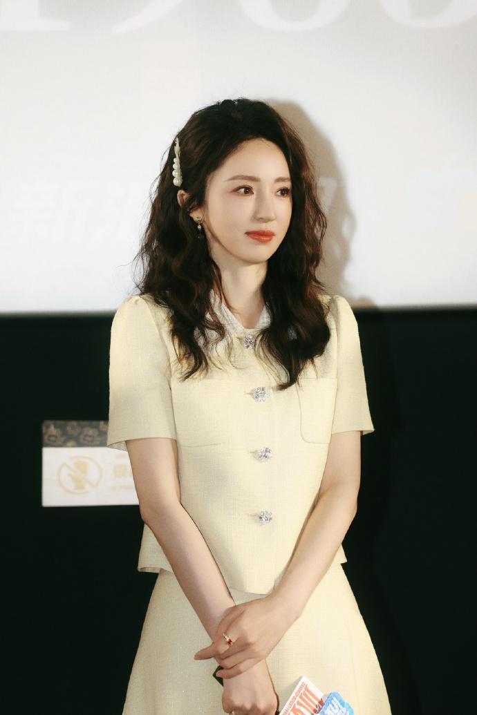 最近董璇在出席宣传活动的时候搭配了一身米色的套装，看上去非常的有高贵之美。

她