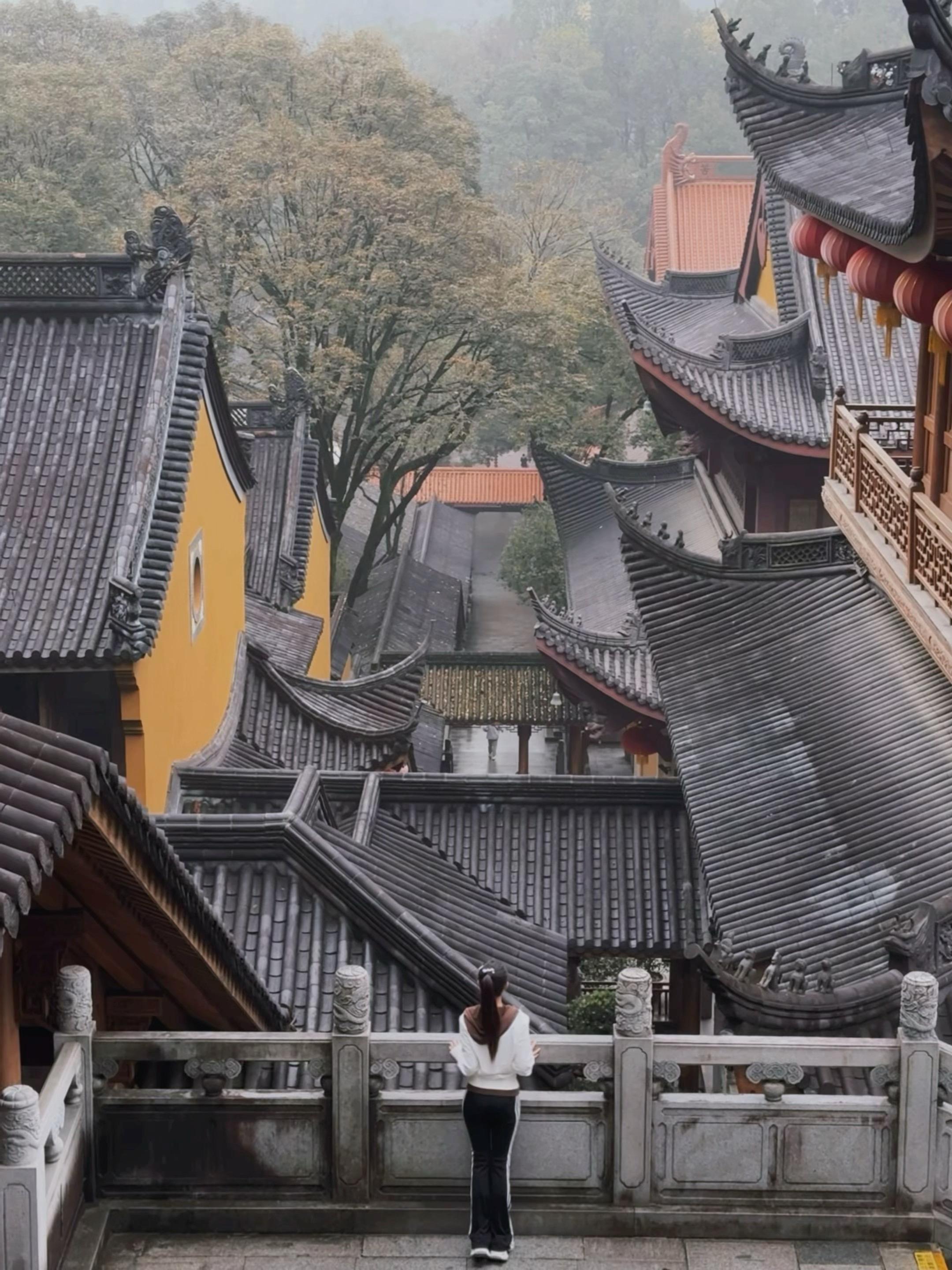 只记得那天去寺庙的路上，淅淅沥沥的小雨，来到雨下的寺庙，都说灵隐的雨...