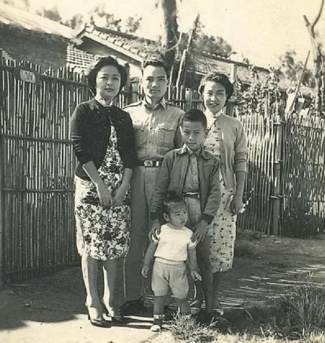 幼年的郑丽文和家人的合影，地点是眷村。
照片中共有五个人，前排的小女孩是郑丽文，