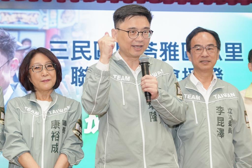 赖瑞隆周末勤跑基层 走访冈山抛「三支箭」促发展
高雄市长参选人赖瑞隆周末行程满档