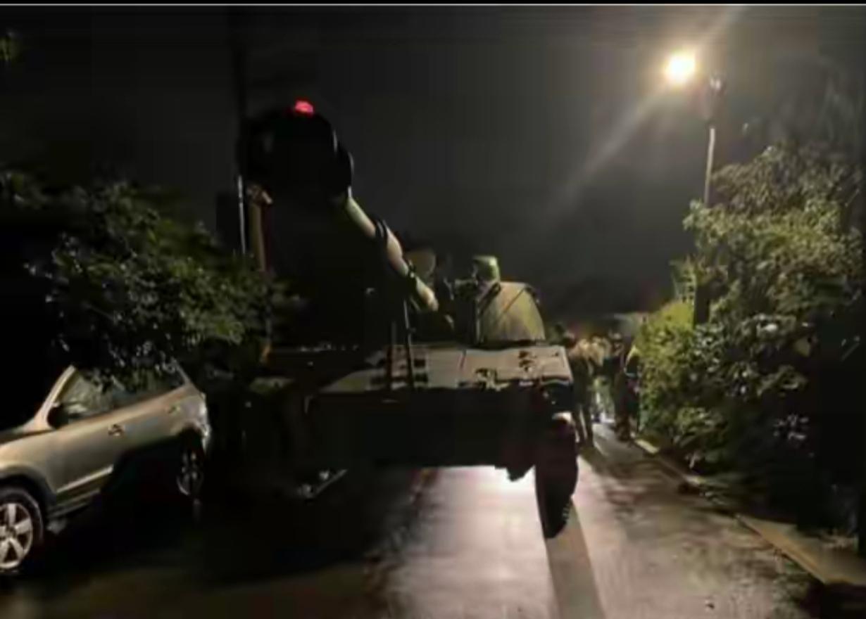 疑似因会车闪避不及，台军军车夜间连撞5辆小客车。
        台湾桃园市杨梅