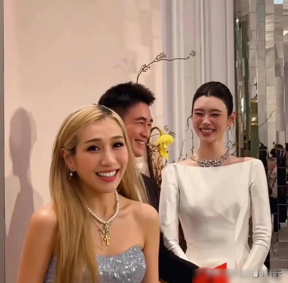 豪门答谢宴，奚梦瑶一身重工金饰稳坐C位，婆婆梁安琪主动站到边上。
何超欣单手拎