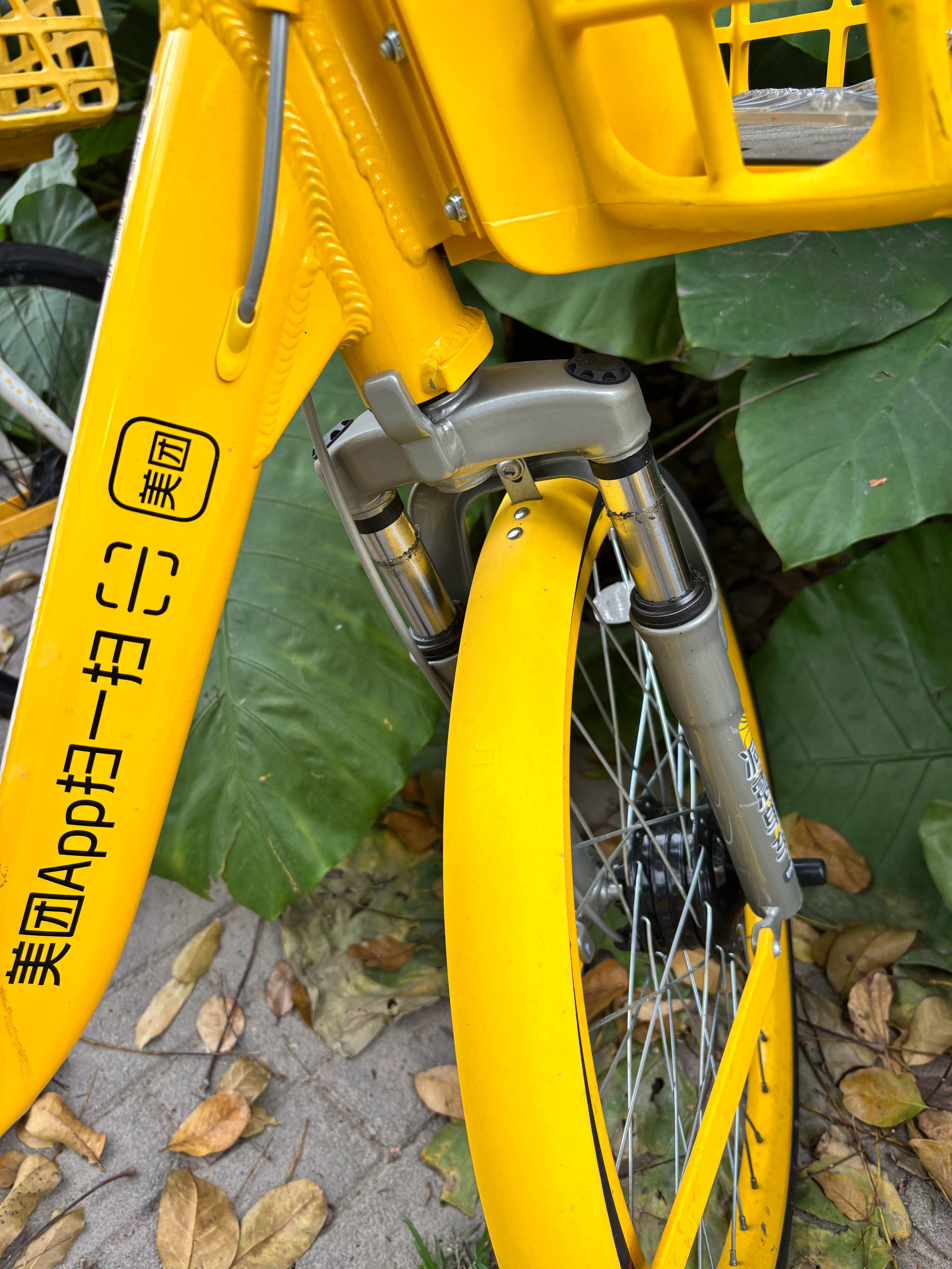 共享单车都升级到带减震了，还自带手机支架 