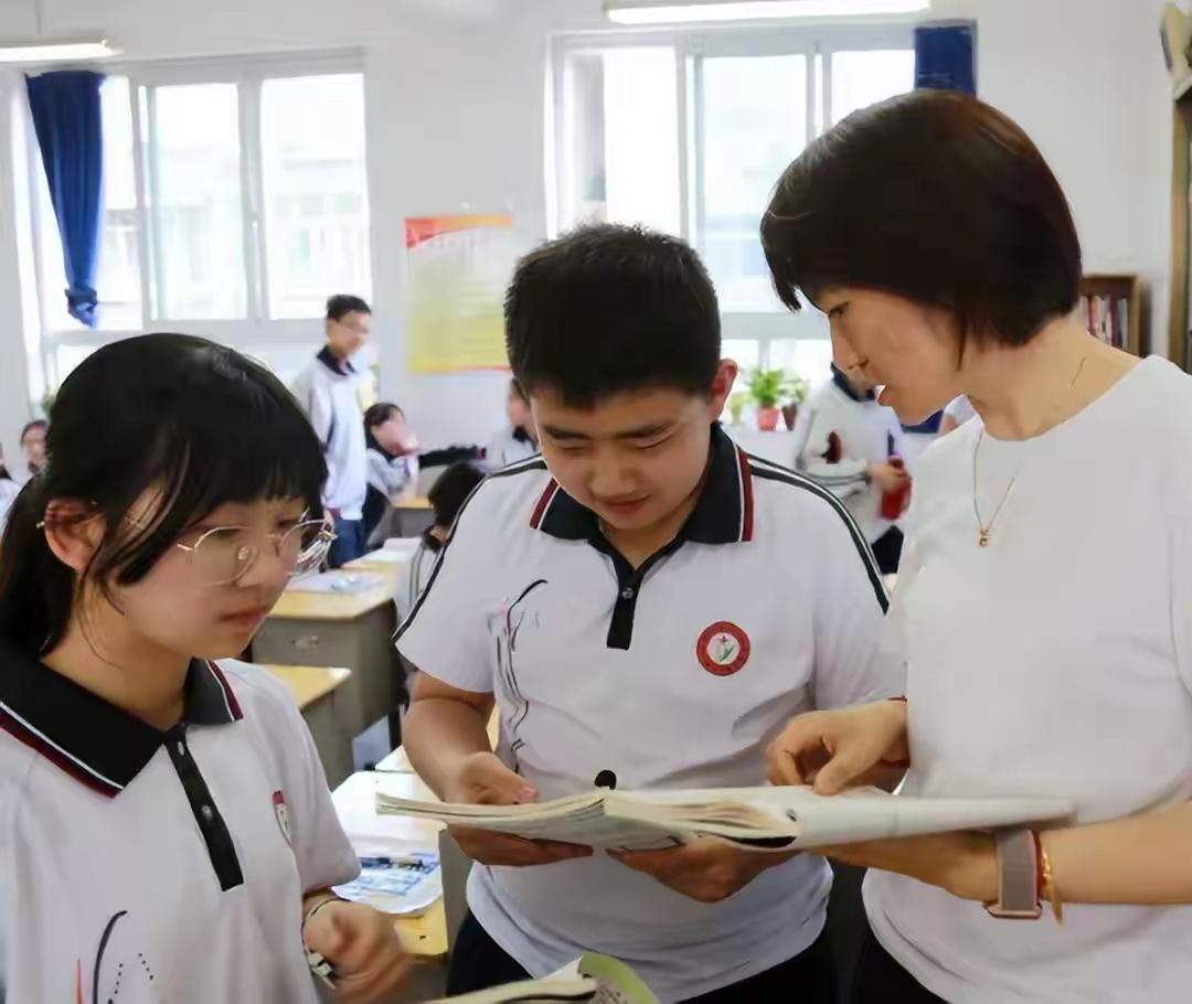张老师家的门被敲响时，他正握着笔给三楼的阿明讲几何题的辅助线画法。来的是社区工作