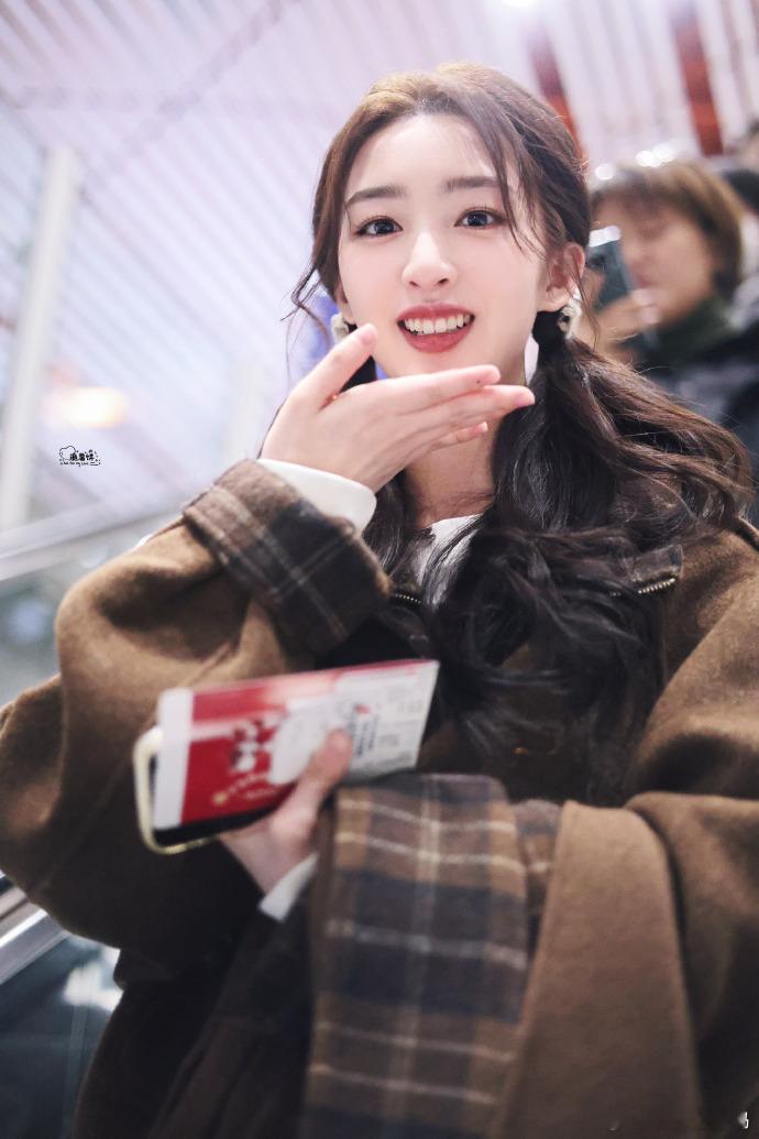 邓恩熙又有新剧了 邓恩熙每次的新角色都能让人眼前一亮，这次《告白》的许随，从高中