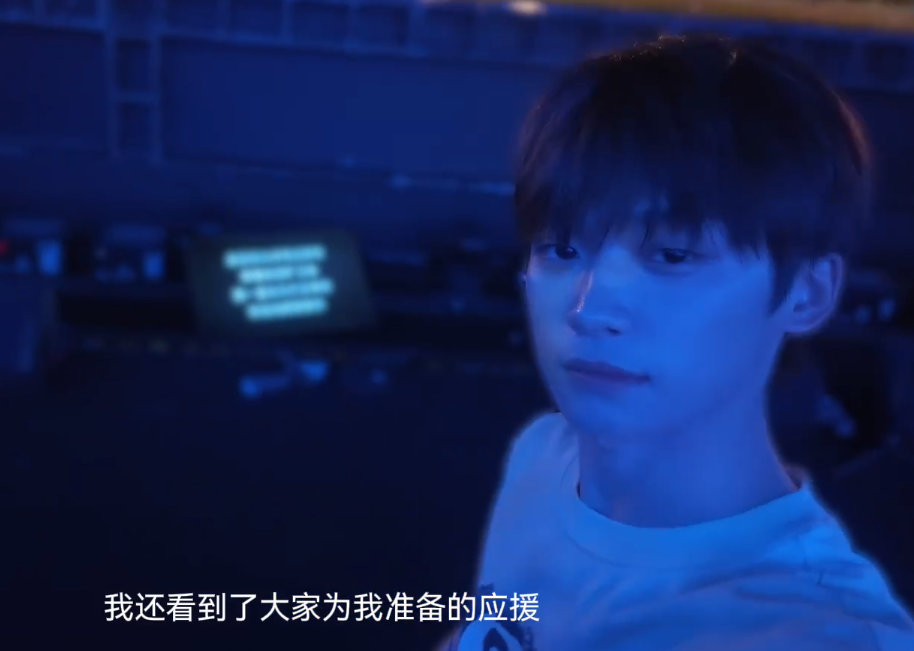 梓渝听到粉丝大合唱的惊喜瞬间不像是演的 梓渝听到粉丝大合唱的惊喜瞬间不像是演的，