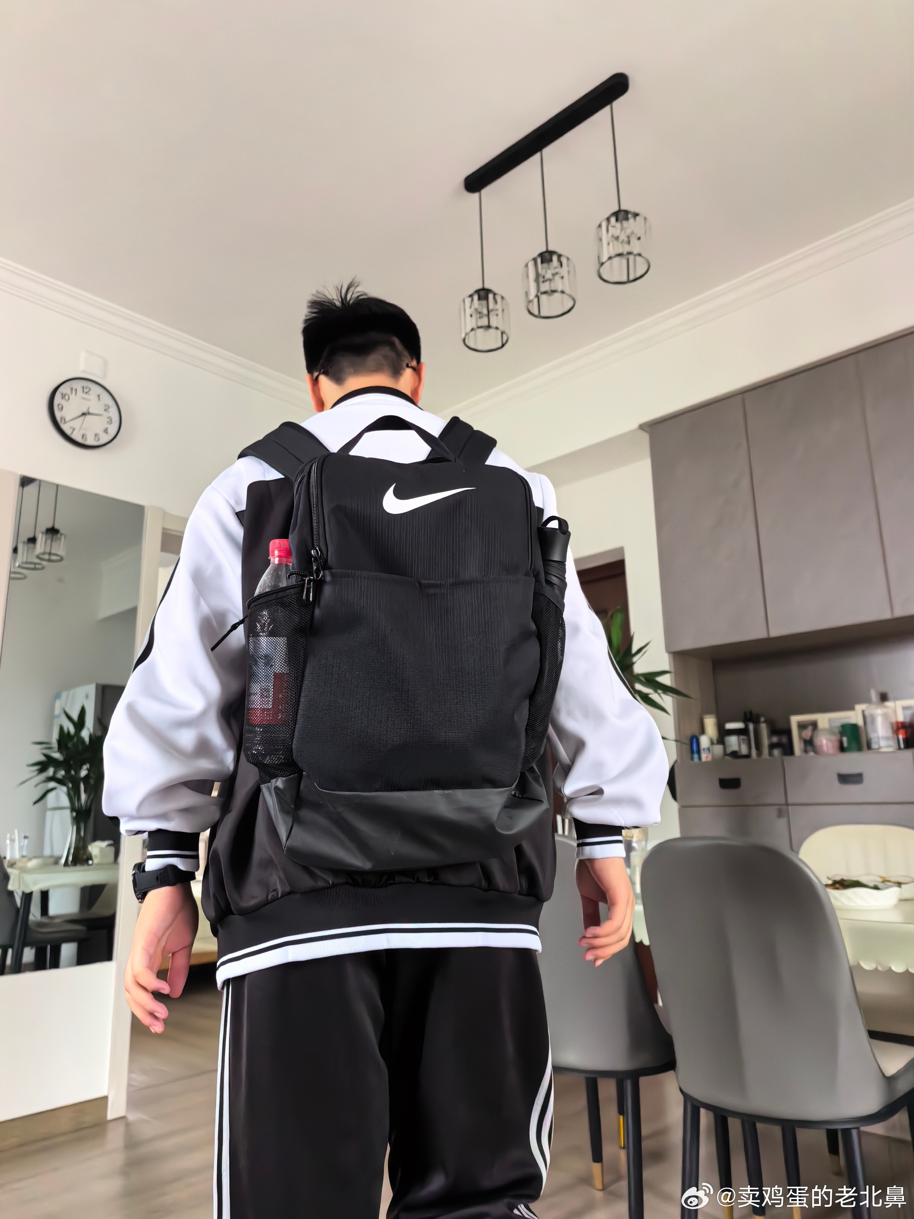 我家娃穿着他冬暖夏凉的长袖校服外套去学校报道去了。[允悲][允悲][允悲][允悲