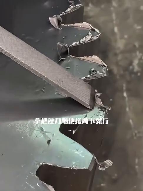 别以为这只是在磨铁皮，就这么个不起眼的动作，有时候费用可能比零件本身还要贵。大零