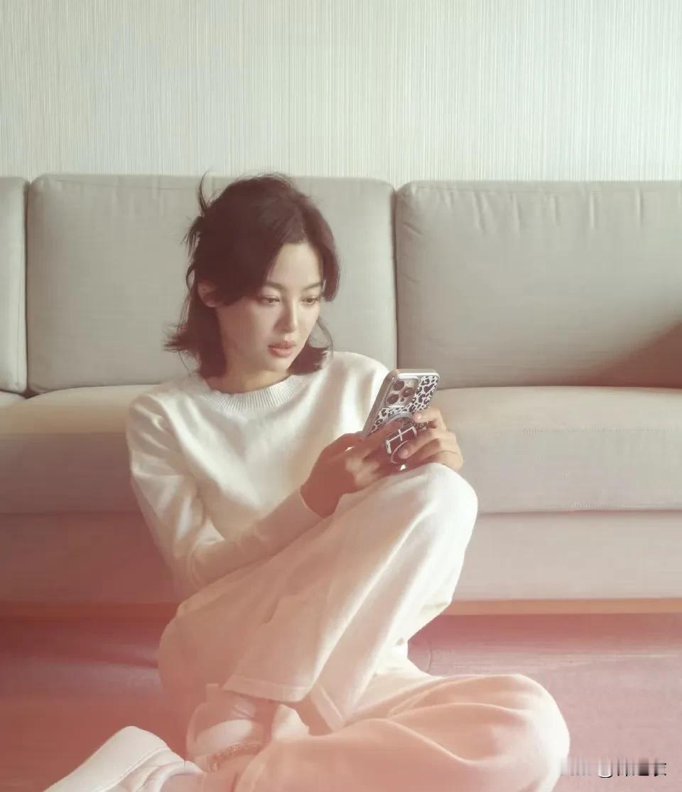 首先，某人的那条朋友圈说“一个女演员靠扯头发”“还有什么含金量”意指没实力拿奖的