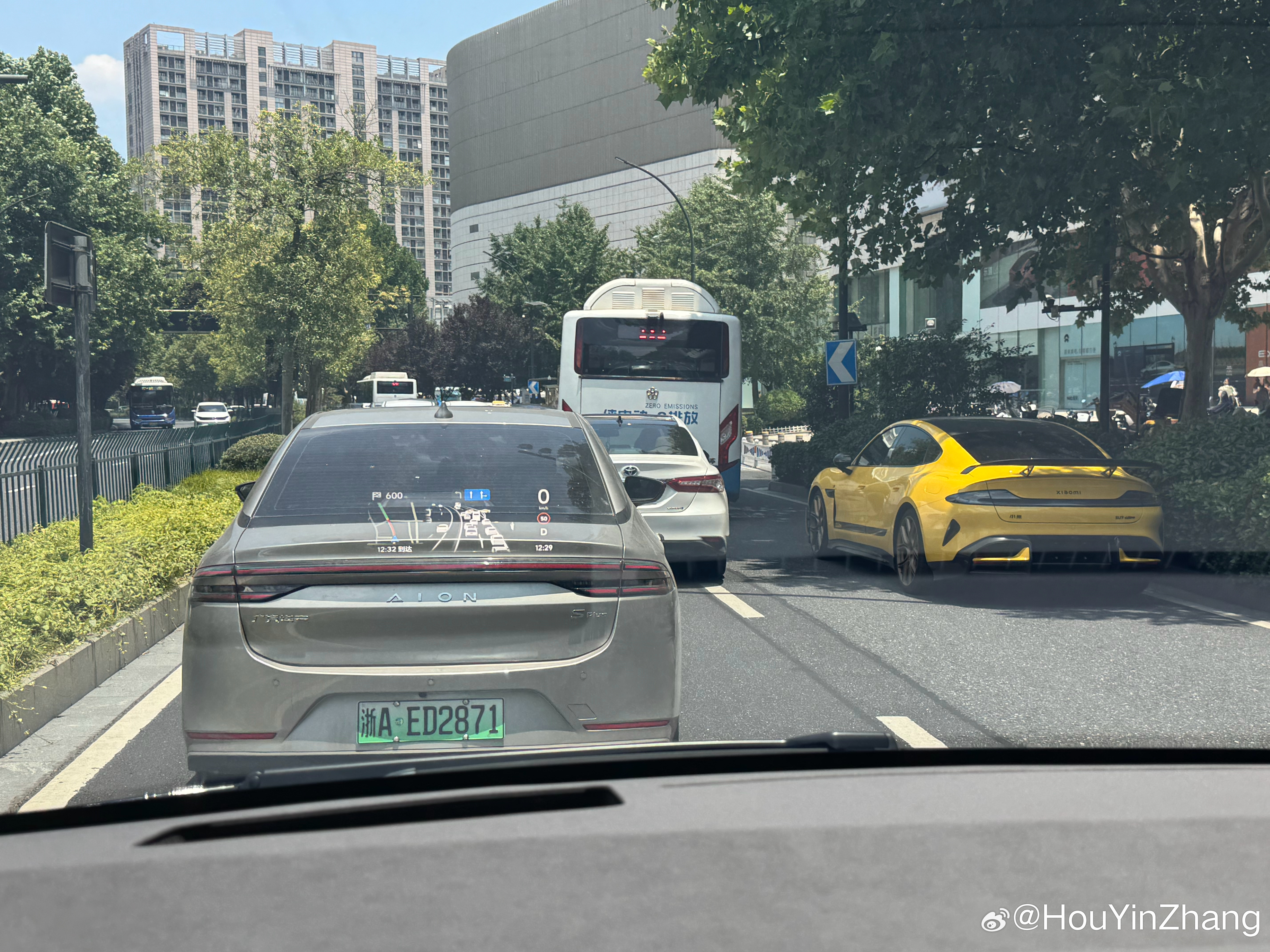 这大哥真的无敌 临牌就这样停在双车道这么拥挤的道路上…这么热天一堆人堵着… 商场