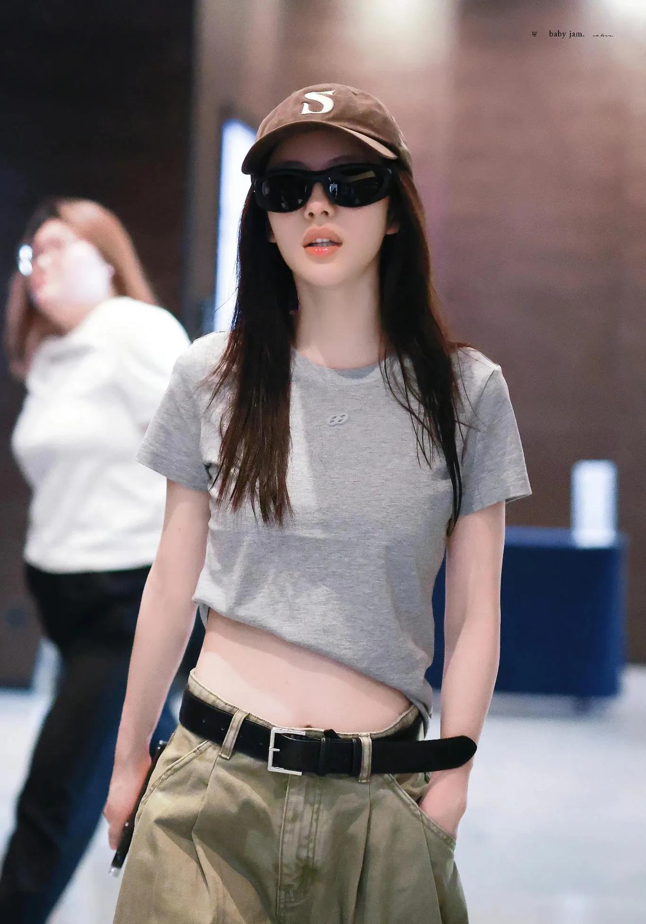 蔡文静的私服审美真的没话说！
灰T+工装裤+棒球帽，又酷又减龄，这松弛感直接焊在