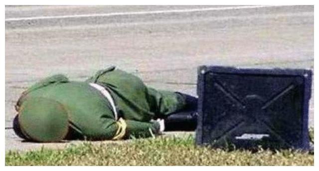 1997年香港回归，西方媒体严阵以待，欲寻中国军队“软肋”。然而，在酷热中轰然倒