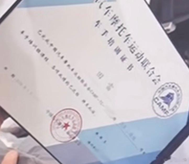 “看看有什么不能漏”想到上次的本名漏出了。。啊啊啊