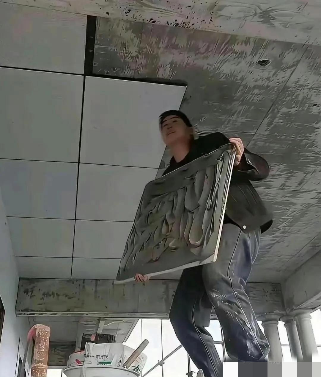 看到这一幕我惊出了一身冷汗，真是一个敢贴一个敢住，难道他们脑子里面就没有一点安全