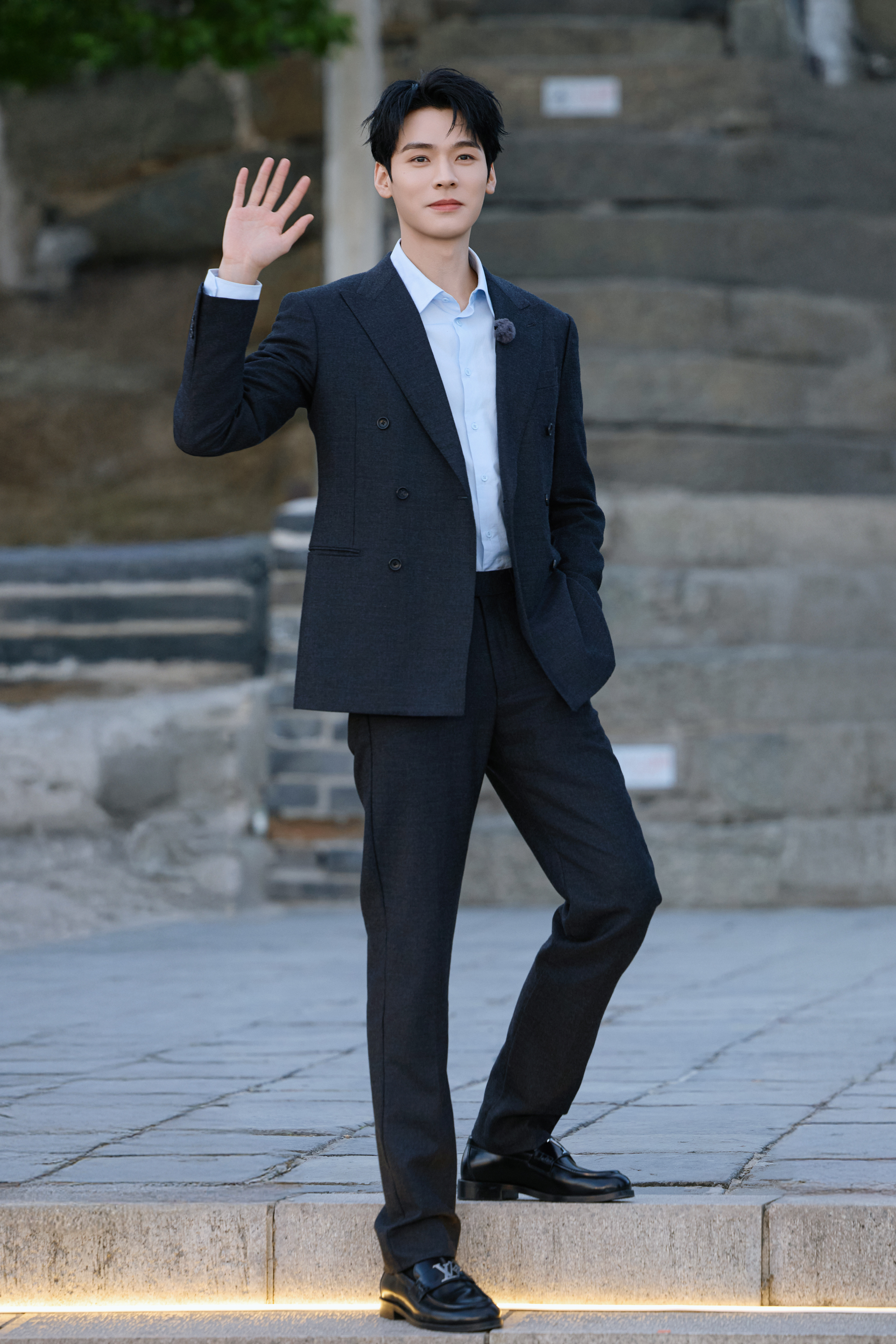 龚俊亮相综艺节目《地球超新鲜》长城篇图集，身着Louis Vuitton戗驳领双