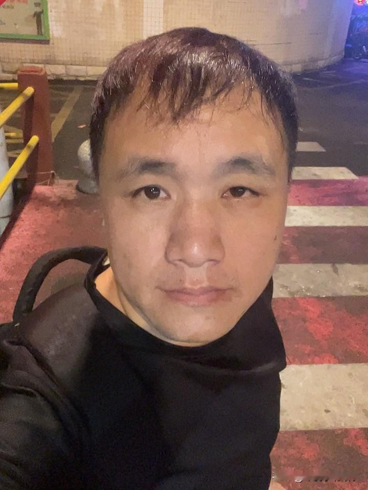 昨晚住了一个公寓房，60 元，有点贵了！可惜再没有比这更优惠的价格了！本来想今晚