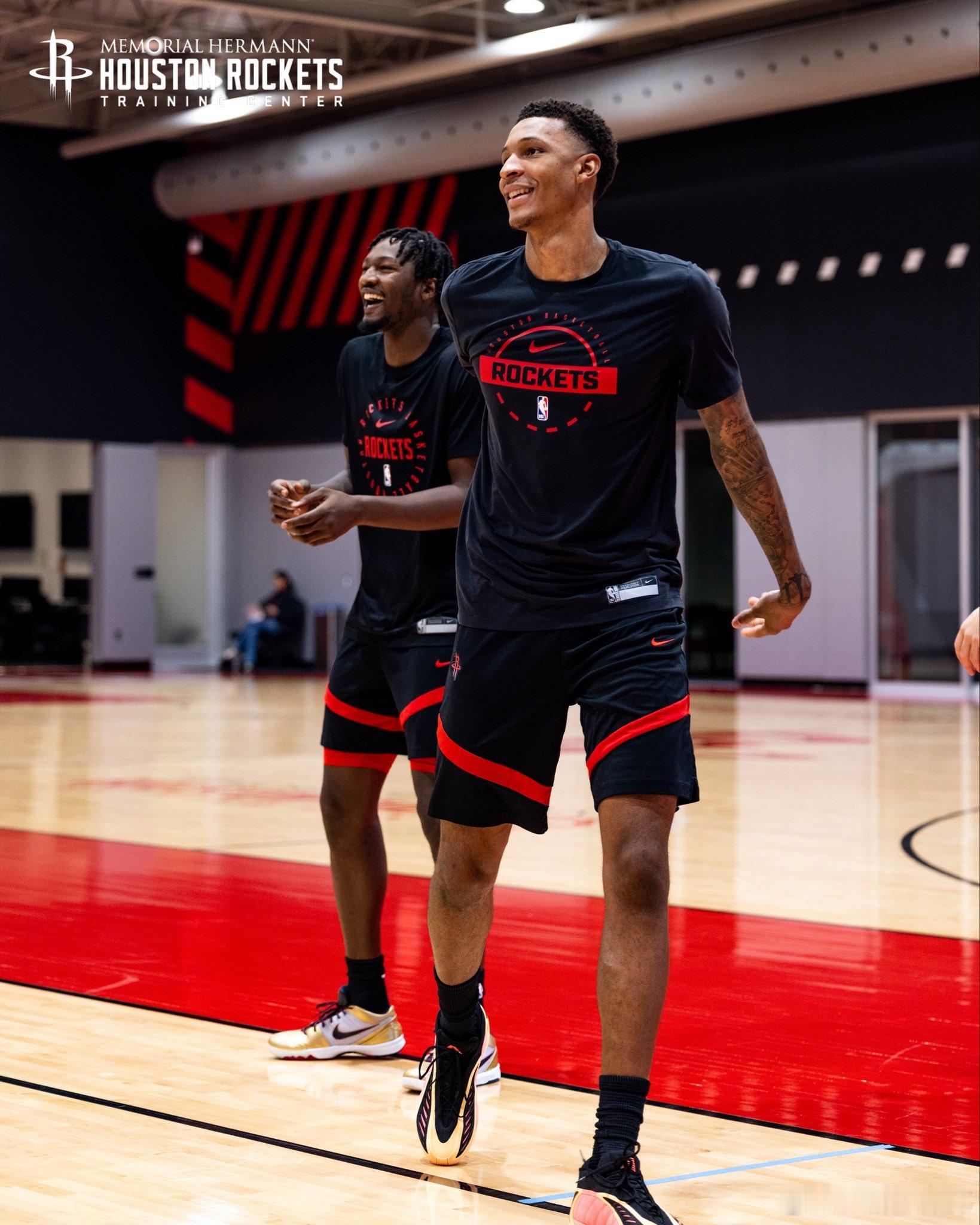 贾巴里·史密斯将缺席今日对阵独行侠的比赛[白眼]这是他本赛季首次缺席，此前他为火