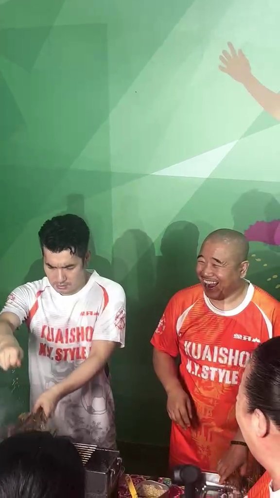 象牙山足球赛踢球干饭两不误郭艾伦想参演乡村爱情赵家班全员上阵欢乐踢球，中场烧烤补