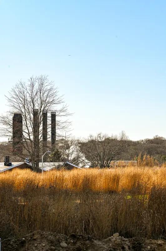 所以说，唯有我们自己人。才会有底气说出，大不了把美国工厂关掉的话。
反正这个世界