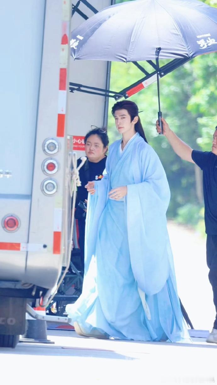 陈哲远青衫染雾长发垂云陈哲远青衫披发仙气感 陈哲远青衫染雾长发垂云，说他是仙子来