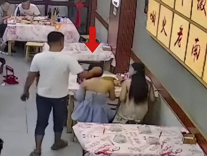 江西南昌，两名女孩凌晨一点左右在某餐馆吃夜宵，邻桌一名穿白色汗衫的醉酒男子起身经
