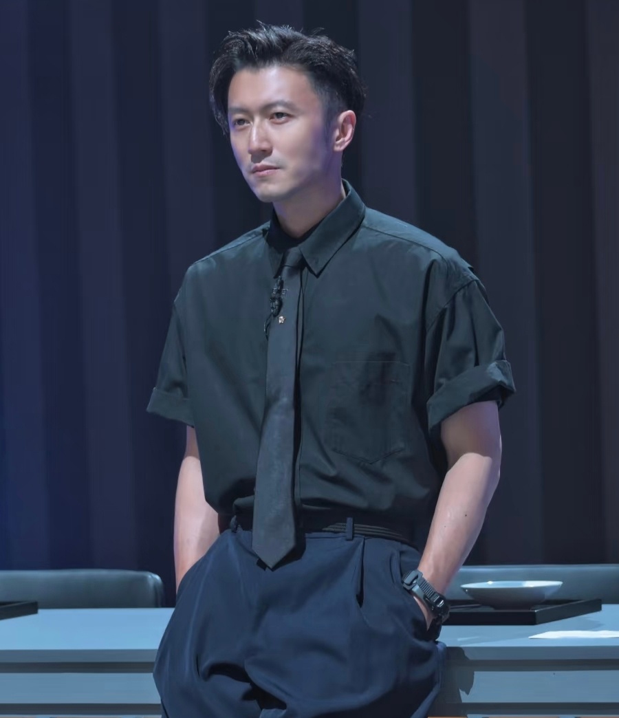 谢霆锋肯定也是想念爸爸的吧。哪怕情绪翻涌，他还是硬生生稳住声线，一字一句，完整唱