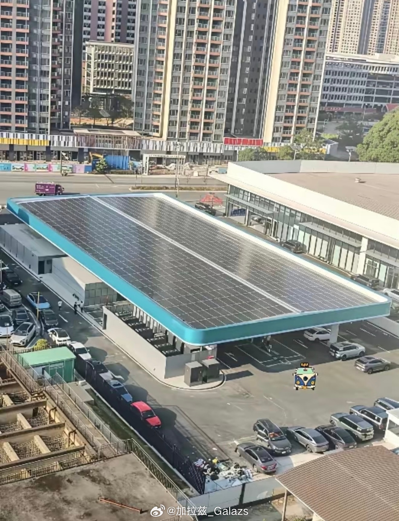 才知道比亚迪闪充顶上竟然全部是太阳能板看了看数据50米X 25米，算下来1250