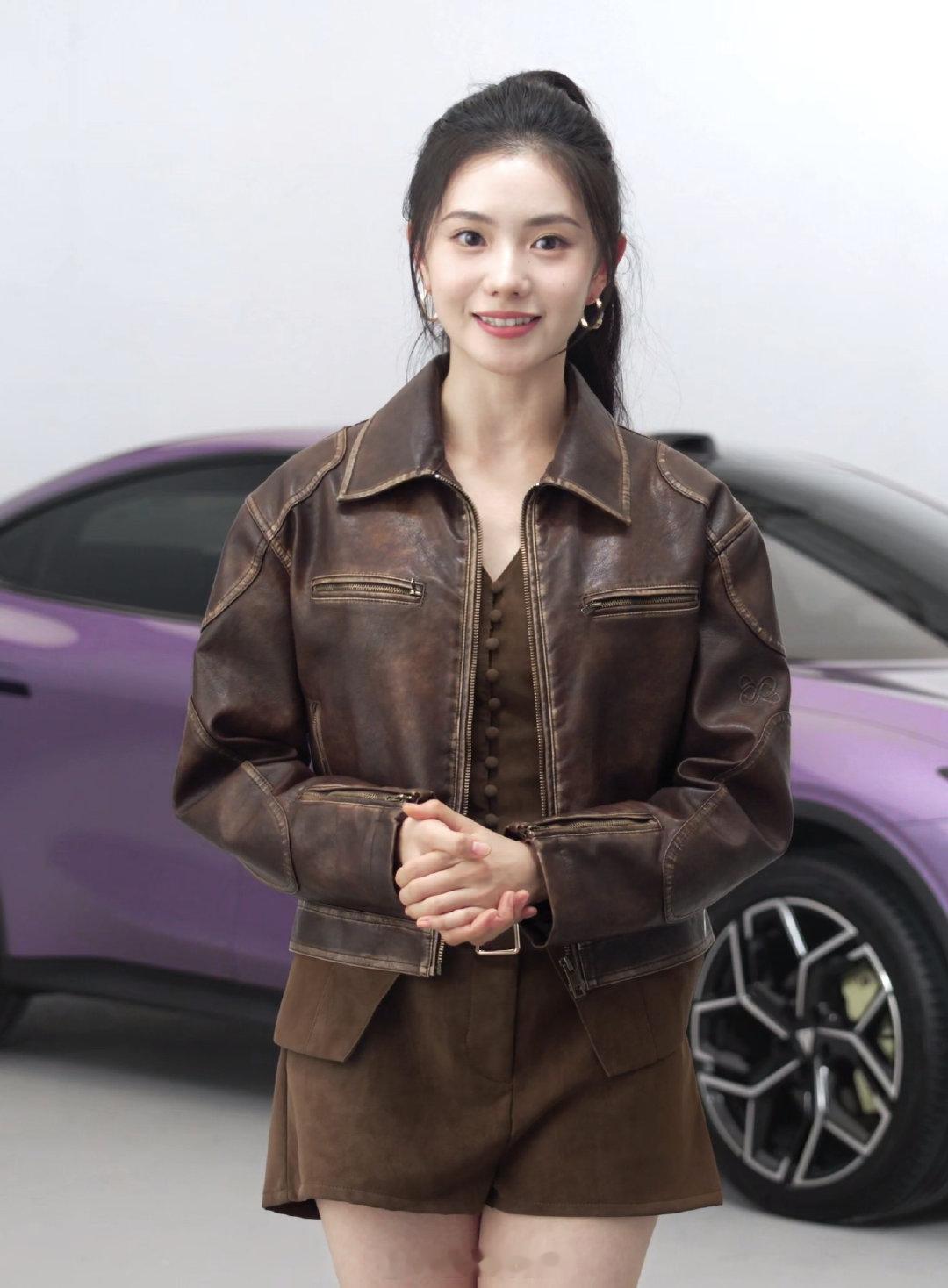 刘浩存深蓝L06品牌大使 看到刘浩存的安利，瞬间就被圈粉！高马尾搭配棕色皮衣，甜