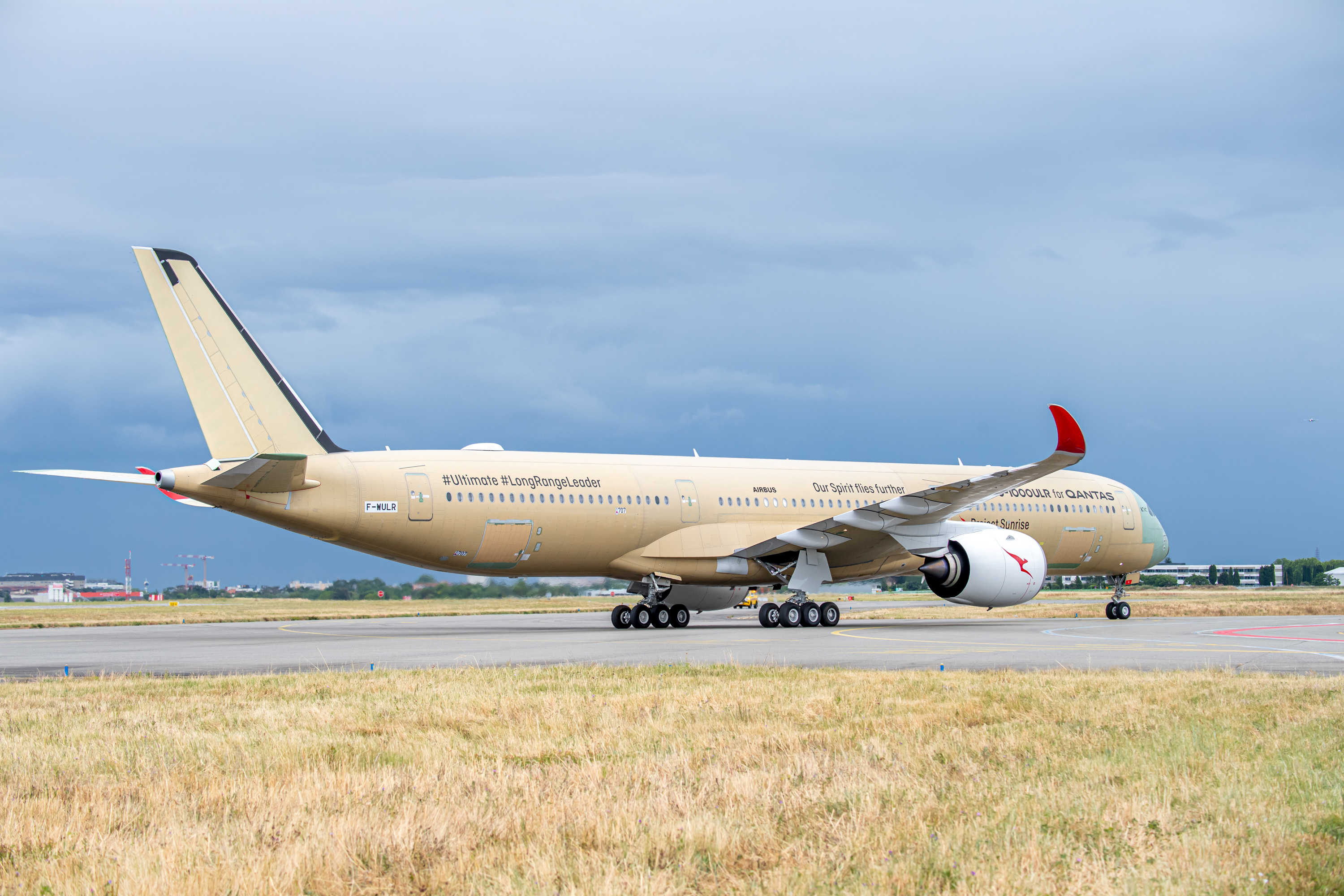 通行线·航空【空客A350-1000ULR成功首飞】6月3日，澳洲航空首批12架