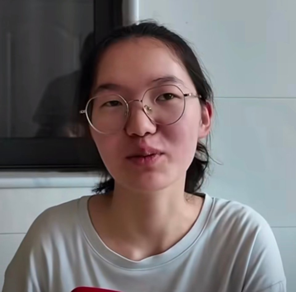 感动全网的699分女生想报考清华生于平凡困境，心藏万丈青云。699分背后是无数个