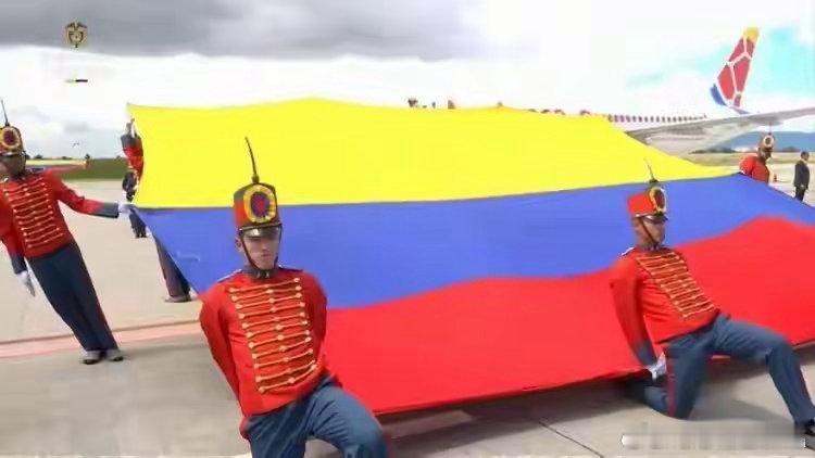 哥伦比亚总统向国家队出征世界杯授旗军机为衬，国旗为令。总统授旗现场，每一道目光都