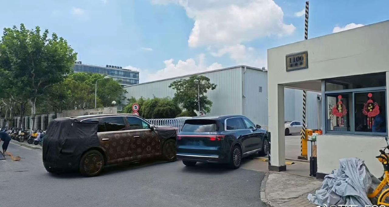 疑似尊界SUV曝光
应该不是尊界的车，盲猜岚图的大型SUV了。
虽然隔着伪装，但