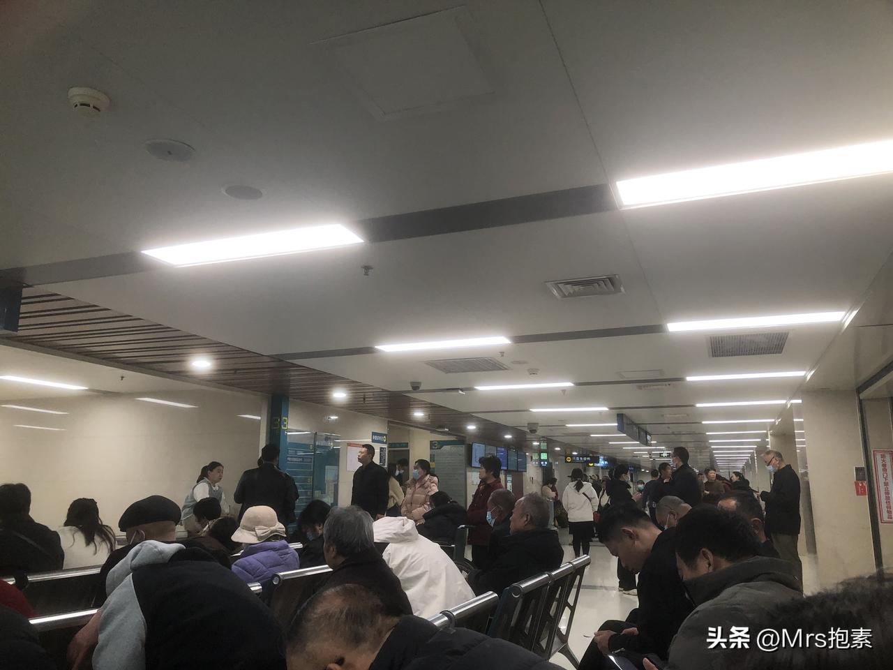 986天复查
不到医院不知道病多，
早晨6:10到郑大一附院，
排号机排号排到1